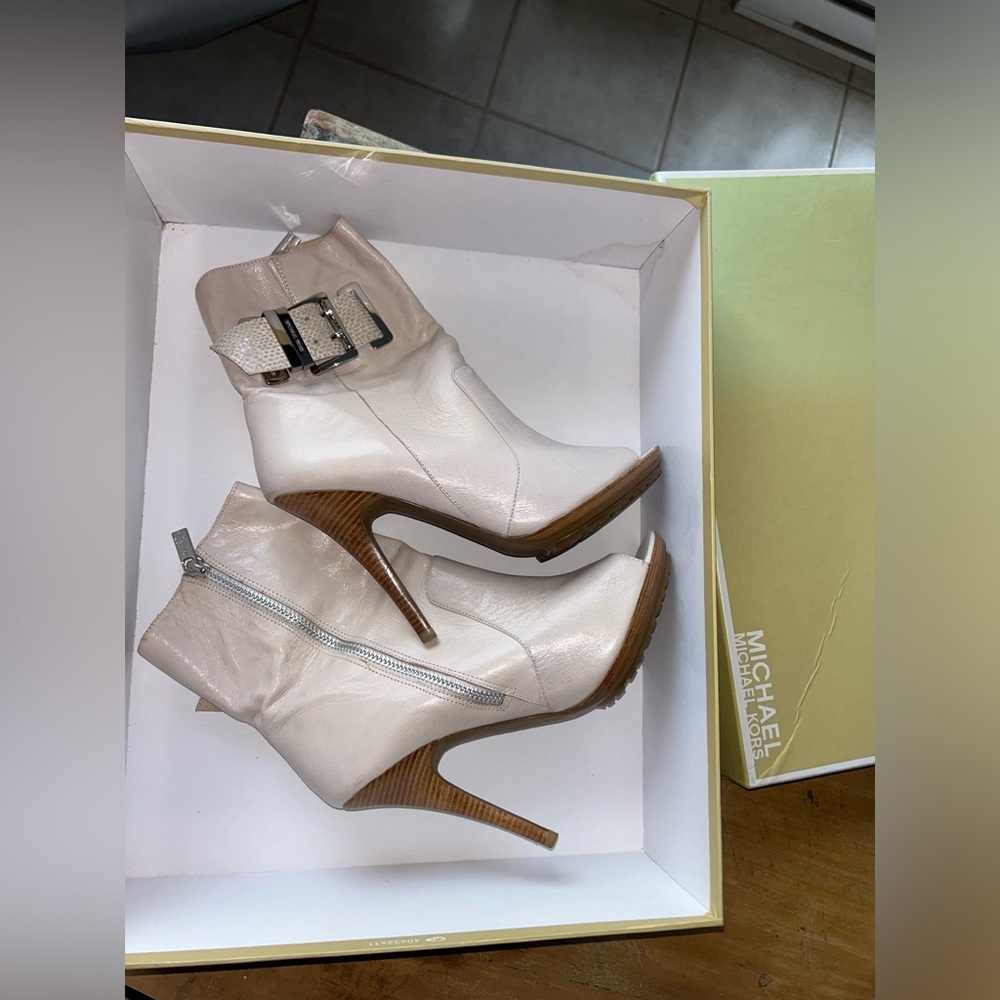 Brand new Michael Kors MK Peep Toe leather Boots Michael Kors size 9